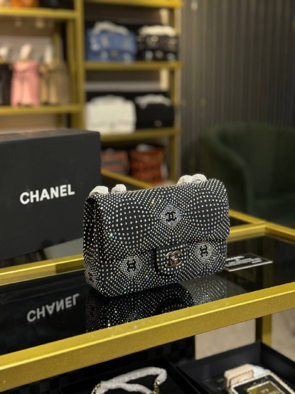 CHANEL-Silver Evening Flap Bag 21 x 13 x 8 cm