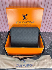 LOUIS VUITTON-DISTRICT