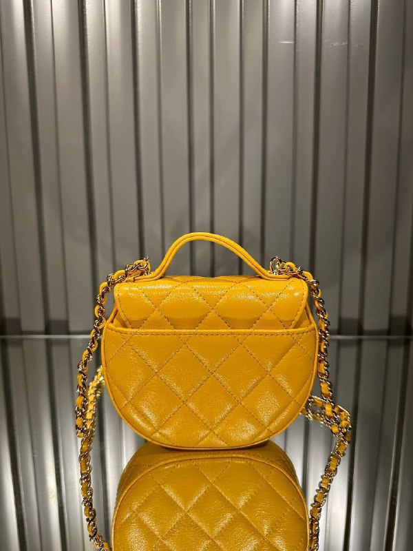 CHANEL-l Handbag